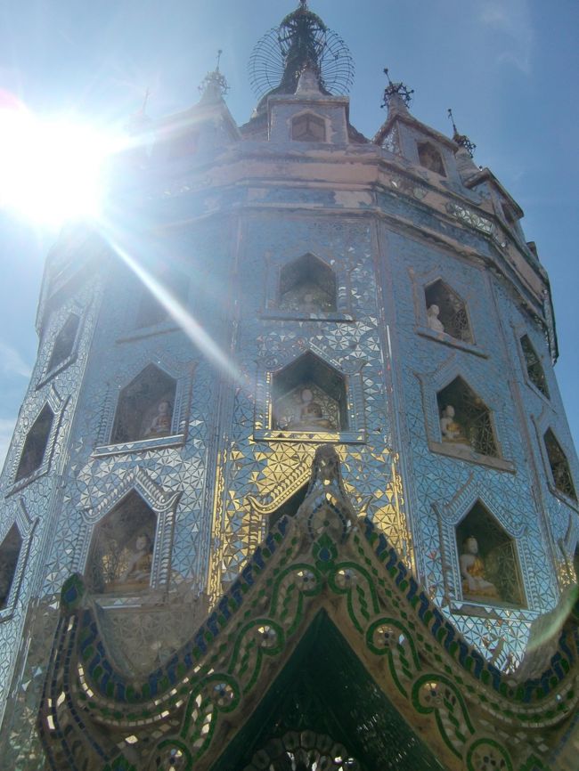 なんとか、頂上到着。<br />20分くらいかな。<br /><br />上には建物が密集。