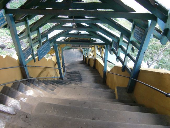 来た道をまた、延々とおりていきます。<br /><br />まあ、降りるほうがらくだけどさ。