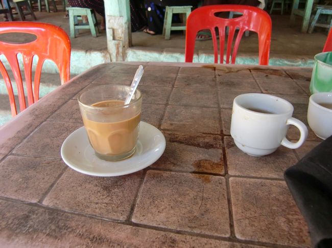 下におりて、バイクタクシーのおじさんと少しお茶。<br /><br />こっちでは、あまいミルクティーが主流です。<br />あつくて疲れてるときには結構いいかも。