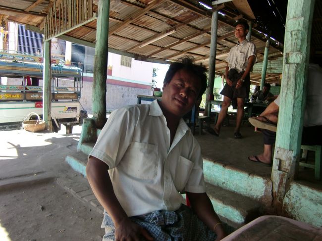 この人がバイクタクシー運転手。<br /><br />下り坂のときにはアイドリングストップがモットー？