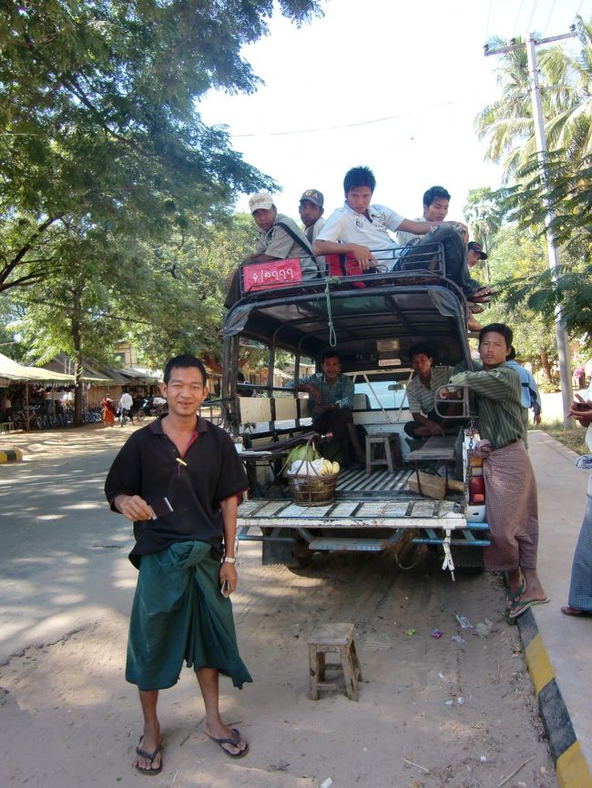 バイクタクシーで街まで戻って、トラックバスに乗っかります。