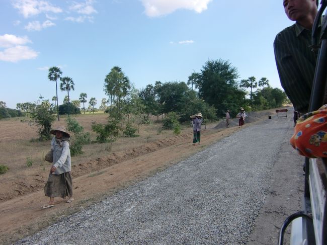 道路工事中のようです。<br />女の人が半分以上。<br /><br />せっせと砂利を運んで、舗装？してるみたい。<br />しかし、このペースではいつ工事が終わるのやら。。。<br /><br />車中、おばさんが、ミカンとりんごをくれ、昼ごはん。<br /><br />帰りは車がいいのか、結構早くて１時間半くらいでニャウンウーに戻ります。<br />帰りはマーケットまでなので、サイカー拾ってターミナルまで戻り、３時ごろいったんホテルに。<br /><br />さて少し休んで、シュエズィーゴォン・パヤーに行こうか。<br /><br />「世界の車窓からを目指してin不思議の国？ミャンマー６（バガン４）」につづく<br />http://4travel.jp/traveler/tentou_musi/album/10406661/