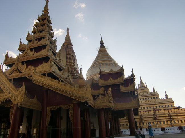 ４時ぐらいにシュエズィーゴォン・パヤーに行って見る。<br />昨日の夜景もいいけど、空が青いときのここの寺院もなかなかだ。