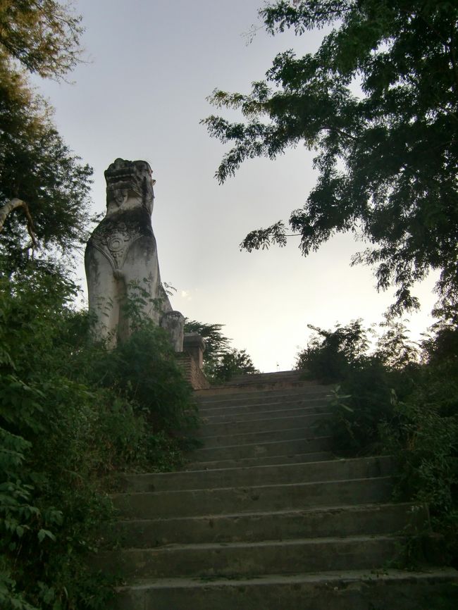 川に向かって歩いていくと、狛犬？<br />シュエズィーゴォン・パヤーは昔はこっちが入り口なのかな？