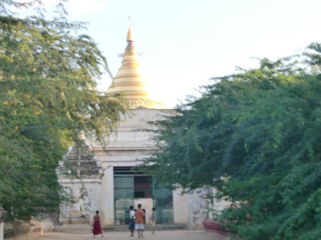 子供たちはサッカー中。<br />ミャンマーではスポーツと言えばサッカーが一番人気だそうだ。