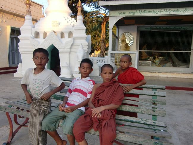 シュエズィーゴォン・パヤーで夕涼みしていると、昨日ブーパヤー・パヤーで会った少年が声を掛けてくる。<br />友達と遊んでるそうだ。<br /><br />テリトリーみたいなのがあって、いつも同じお寺に行って遊んだりしてるのかと思ったが、２〜３kmも離れたところにわざわざくるもんなんだな〜。<br />自分が子供の時はあんまり隣の部落（うちの地元では普通に他意も無くこういう言い方をする）にはあんまり行かんかったけど。<br /><br />すこしミャンマー語を教えてもらっていると、昨日、夕食をご馳走してくれるといったミャンマー人が。