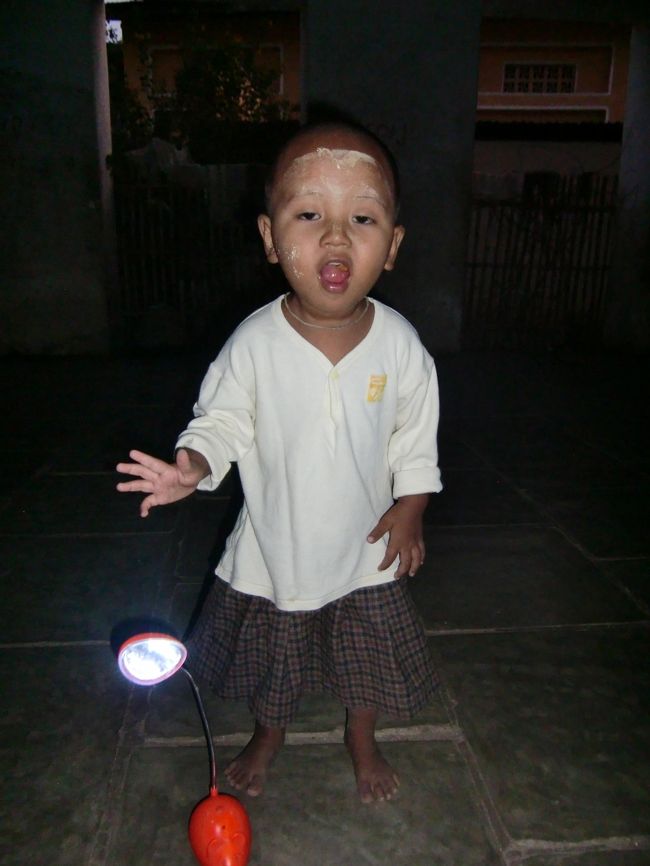 家族の中に入って食べるのかと思えば、僕一人のためにご飯を準備してくれている。<br /><br />マカイさんとモモさんと言うらしい。<br /><br />いろいろ聞くと、父親、兄２人が早くしてなくなっている層で、母親と３姉妹＋その子供で寺院の参道の末端に小さな家に住んでいるとのこと。<br />余裕もあるわけでもないのに、なぜご飯をご馳走してくれたのだろう。。。<br /><br />どうも、数年前までバガンに暮らしていた日本人に良くしてもらってたらしく、その関係だろうか。