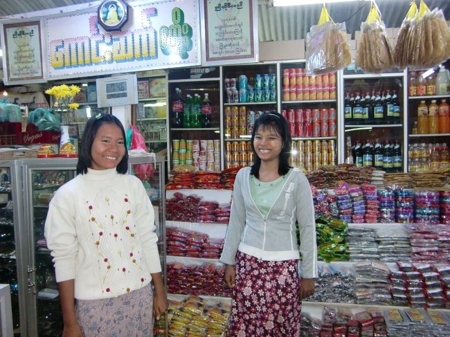 ホテルに帰りつつ、商店でお菓子やお土産をちょっと物色。<br /><br />店員の子にこれは何か聞いてみるが、まったく意思疎通できず。。。<br />まあ、適当に買っていくか。。。<br /><br />一日、ミャンマーの人の優しさに接する一日でした。さて、あしたはマンダレーだ！<br /><br />「世界の車窓からを目指してin不思議の国？ミャンマー７（マンダレー１）」につづく<br />http://4travel.jp/traveler/tentou_musi/album/10406681/<br />