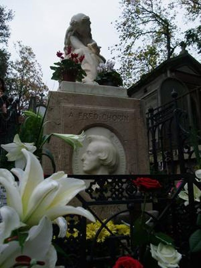 やっと終わって、ショパンのお墓の前。<br /><br /><br /><br />団体のおかげで、待ってるひとたちいっぱいになっちゃったから、ゆっくりとはできない・・・<br /><br />お花もってきてるひととかもいて、とにかく人気！<br /><br /><br /><br />これで難しいショパンが少しでもわかるようになるかな。。。