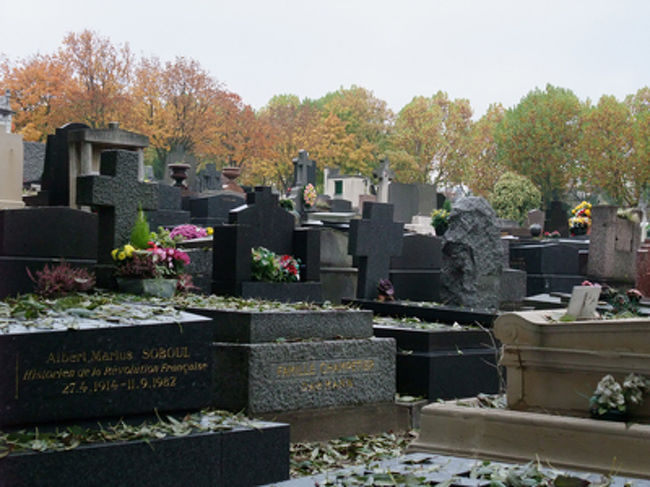 お墓と紅葉。<br /><br /><br />雨ふってきちゃったけど、ここはこれでよいかも。