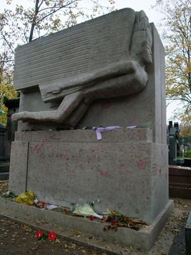 著名人のお墓さがすのけっこう大変で、あ、人があつまってるから有名人かしら？どうも地図にもあったような気するし。。。と思って行ってみると、普通の人たちのお墓参りで、あー。ごめんなさいーー。になるので、もう面倒だからいいやー。と、てきとうに散歩がてら出口に向かってたところ、オスカーワイルドに遭遇！<br /><br /><br /><br />ここも人気。<br />・・・私はよく知らなかったので、今いそいで勉強しました。サロメのひとなんだ。<br />