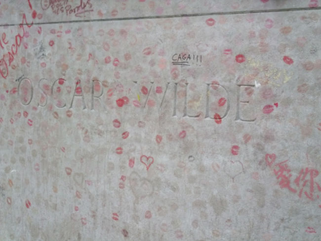 ここはキスマークで気持ちをあらわすルールなのね。<br /><br /><br />私がいったときにも、ティーンみたいな子が、ピンクペンでぬりぬりしてた。<br />書き込みみると、みんな愛情激しい。