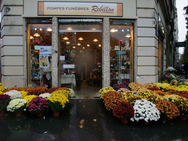 ガンベッタ側の出入り口すぐにあったお花屋さん。お墓参り用の菊だらけ。<br /><br /><br /><br />そういえば、後になってバスティーユで、ガンベッタ行きのバスをみかけた。<br />あれに乗っていってもよかったーー。景色見えるから。<br />今度の機会があれば、地下鉄でなくバスでいきたい。渋滞あるのかは気になるけど。
