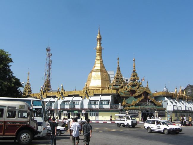 まずは宿から近いスーレーパヤーへ。ダウンタウンの中心にあり、町の人々が入れ替わりやってきて祈っていきます。土曜日の午前中なんで、ぶらぶらしたり、昼寝したり、教室で勉強会が開かれていたり。英語ガイドに話しかけられて、ヤンゴン市内巡り方だけ教えてもらいました。