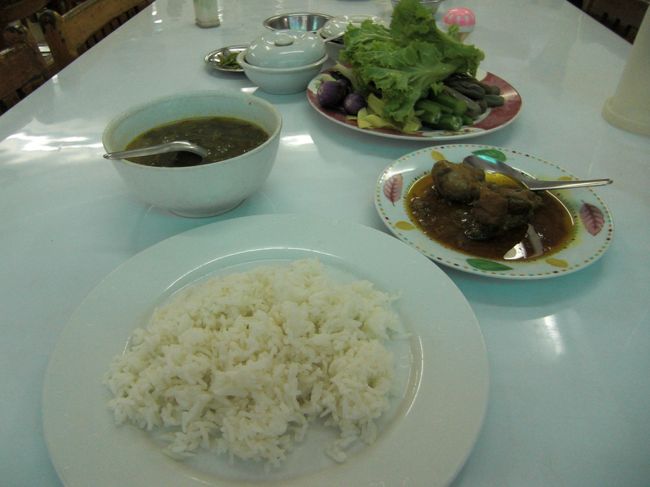 ダウンタウンのカレー屋でミャンマーカレー初体験。ミャンマーのカレーは香辛料は強くなくタマネギを炒めたシンプルなものですが、油で炒めて水を飛ばすため、ルーというよりほとんどが油です。日本のカレールーと比べて、量は少なく、具も肉だけですが、スープ、野菜、たくさんの惣菜が一緒に付いてくるので、テーブルはとても豪華になります。