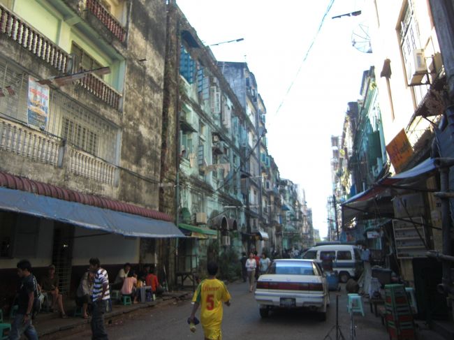 ヤンゴンのダウンタウンはインド系の人が非常に多い。イギリス植民地時代にはヤンゴンの半分の人口がイギリスが支配していたインド人となったとのことなので、その名残でしょうか？<br />さらに西へ行くとチャイナタウンがありますが、今のところインド街ほどの大きさはありません。