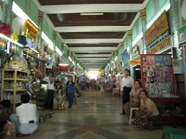 ヤンゴンで一番大きい市場であるボーヂョーアウンサンマーケットへ。郊外にはデパートが少しずつできてきていますが、まだ庶民の買い物は市場が主体です。ただし、観光地化されてしまい、観光客相手のお店が目立ちます。他のアジアの市場と似た感じです。ミャンマー人の普段着スカートであるロンジーを購入。これを着ていたためか、ミャンマー人と間違われることが多発していく・・・