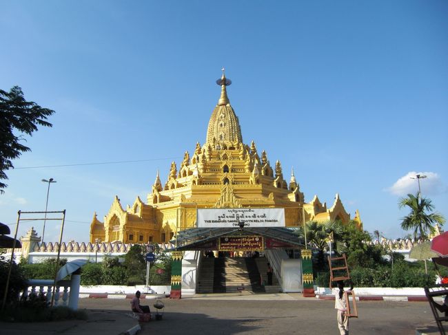 ブッタの歯が納められているというスウェドー・ミャッ・ゼディドーへ。徒歩で行ったら１時間くらい掛ったのでお勧めできません。<br />入場料と間違えて１０００チャットお布施をしてしまったところ、パヤー天辺までロープが引かれた台車に札を乗っけて運んでくれました。