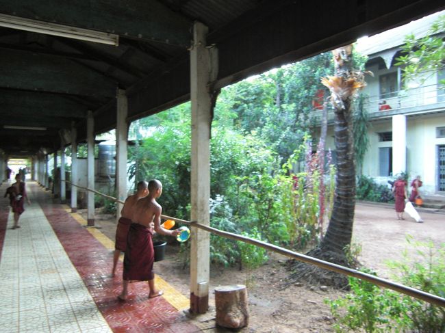 ナーガ洞窟パヤーへ。大勢の少年僧が掃除をしていましたが、サボる者、遊ぶ者も多く、ふつうの小学生と何ら変わりません。僧といってもやっぱり子供なんでしょうね。