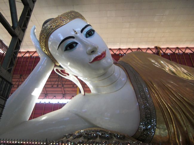 チャウッターヂーパヤーへ。寝仏はバンコクで一度見たことがありますが、こんなに大きいのは見たことがありません。全長７０ｍ、高さ１７ｍ。