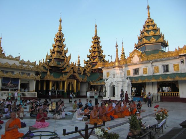 夕日が素晴らしいとタクシー運転手に聞いていたので、時間を合わせてシュエタゴォンパヤーへ。入場料に５＄取られます。<br />とにかく地元の人も観光客も多いし、建物の多さ、綺麗さ、荘厳さも他と比べ物となりません。まさにヤンゴンのハイライトです。地元の人たちがお祈りを捧げているところです。