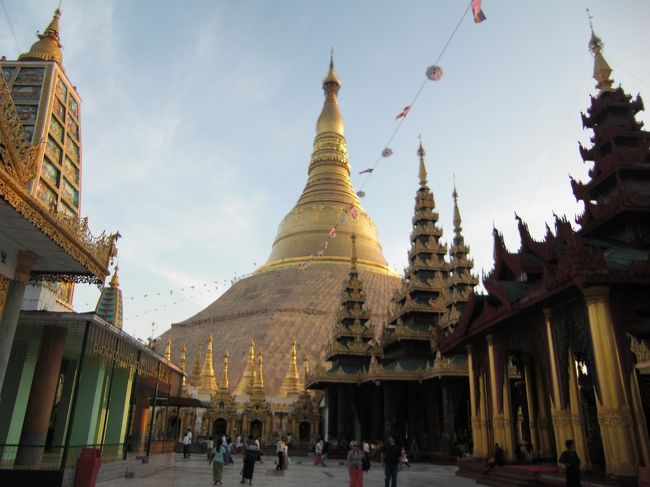 中心の仏塔は９９．４ｍ。先端部分にはダイヤモンドやルビーなどの宝石が散りばめられているそうですが、遠くにありすぎて見えません。