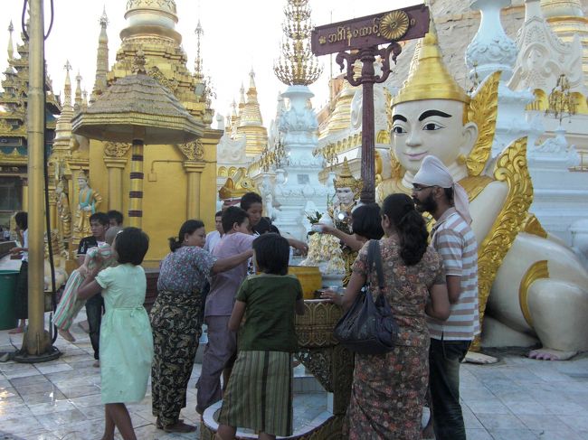 地元の人が特にお祈りで集まっているのが八曜日の祭壇。自分の誕生日の曜日を八曜日（水曜は午前と午後の２つある）に当てはめて、自分の曜日の動物にお祈りをしています。庶民にとってはいちばん身近で簡単な神様なのかもしれません。