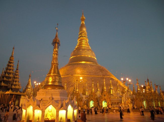 夕焼けの中のシュエタゴォンパヤー