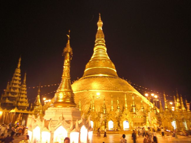 夜のシュエタゴォンパヤー。金色がライトアップされてとても壮麗となります。