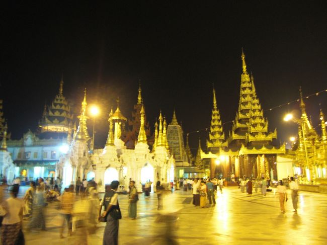 夜になっても人はまだまだ絶えません。<br />結局、５時から７時くらいまでたたずんでいました。<br />