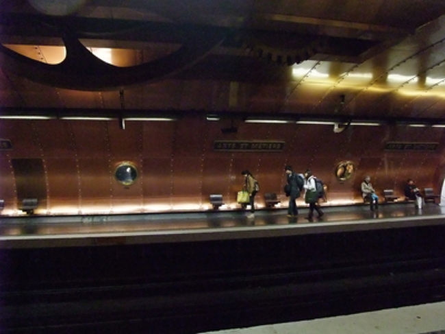 ポンピドゥーセンターに行きたいと思って、地下鉄。<br /><br /><br />乗り換えたArts et Meiersは、なんかスチームパンク風。