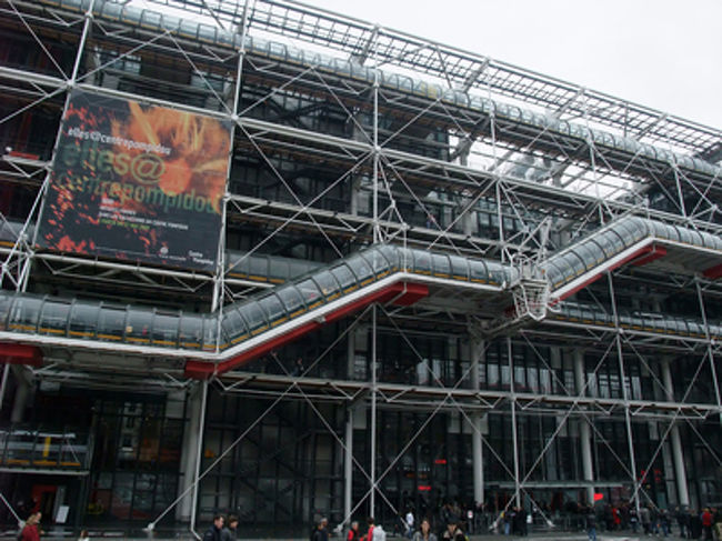 ポンピドゥーセンター<br />今日は第一日曜なので、無料ーー。<br /><br /><br />だったけど、なんかチケットブースの前に並んでる人いっぱいいるからつられて券かっちゃった。これは企画展のチケットで、常設展は無料でした。<br /><br /><br />・・・外は結構な行列。みんな無料目当てかと思ったら、企画展すごい盛況。常設展はそんなでもなかったのに。見に来てるひとたちはどーゆーひとたちなんでしょう。アート関係のひと？？<br />日本ではこういう近・現代ものでひといっぱいなのあまりみないような。私もたくさんいくわけじゃないから、よくは知らない。。。