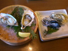 牡蠣のシーズンだったので、
「松島独まん」というお店で
生牡蠣と焼牡蠣を食べました。
身がぷりぷりしておいしかったー。