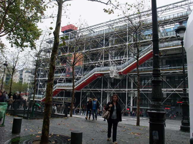 企画展は<br />１）シュールレアリストたちの写真と映像<br />２）スーラージュ大回顧展<br />の２つ。<br /><br />スーラージュは、生存するフランス人の中で、一番高い値段で作品が売買される人だそうで、この回顧展は近年ではめずらしいくらいの大盛況。とあります。<br />（http://satorusato-artmuseum.jp/blog/satoru/2009/11/soulages.html）<br />そうか。この行列はそういうことだったんだ。<br /><br /><br />スーラージュの黒ばっかりの絵を見て、昔、南仏いったときふらっと作品ポスターを買ったこと思い出した。ぜんぜん知らなかったけどすごい人だったんですね。<br /><br />「なぜかなぜか黒なのだ！」という感じに、とにかく作品は黒色ばかり。<br /><br /><br />・・・本当にこの黒への愛はすごいーー。最後のほうはもう他の色何もでてこなくて、絵具の盛り具合だけだもん。