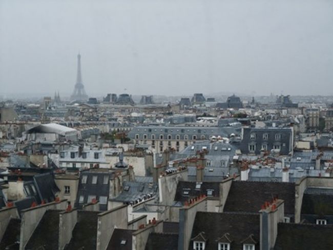 ポンピドゥーセンター上から。晴れてたらもっと景色よさそう。<br /><br /><br />・・・スーラージュ終わって、色！色！と、色に飢えたところで、常設に。私はやっぱり黒より色が好きです！！<br /><br />ブルーのイブ・クライン見たくてきてみて、作品はあったけど、アクリル板で囲まれてて、光が反射しちゃってる...orz。マドリッドのソフィア王立でみたものはカバーなかったと思う。こっちのほうがよかったー。<br /><br /><br />でも、ロスコがあったからよし！！<br />世界ロスコめぐりしてみたいなー。大変なのかなー。<br />