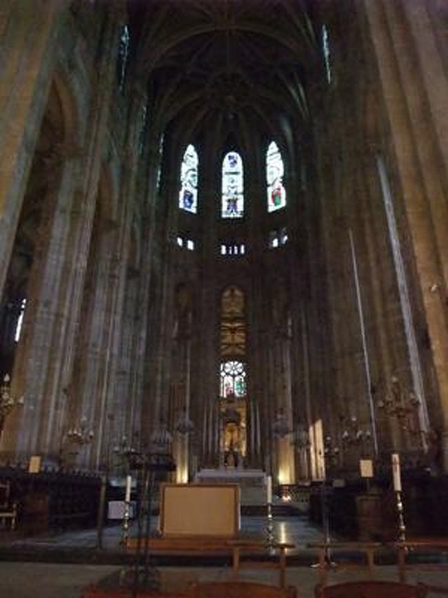 夕方になってきたら、雨嵐みたいになって風強くて外歩けないー。<br /><br /><br />サン・ト・スタッシュ教会に避難。<br />・・・避難じゃなくて、目的地です。<br /><br /><br />ここでリスト、ベルリオーズが演奏したそうです。日曜にオルガンコンサートあるってどこかで見たけど、さすがにこの時間じゃおわってるよね。<br /><br />教会の中でのパイプオルガンきいてみたいなー。