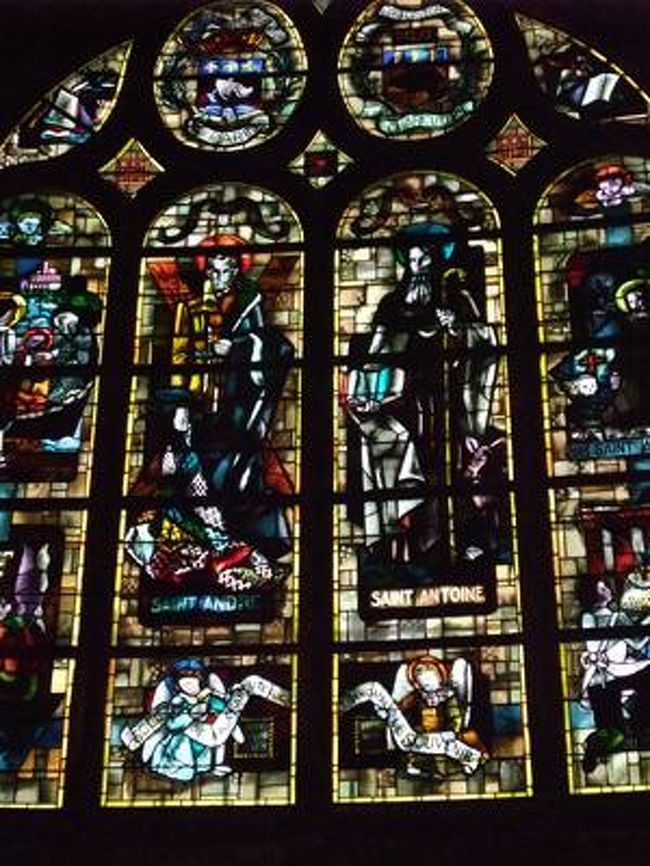 もう一枚。<br /><br /><br /><br /><br />外は雨風で日本から行って間もない私としては超寒いのだけど、、、帰国してからこの日のおしゃれメテオ（http://www.cahierdeparis.com/indexcat.php?cat=10）見たら、「気温はすごしやすく・・・」と書いてある。パリに住んでる人にはそういう感じなんだー。・・・かなり寒かったと思うけどー。