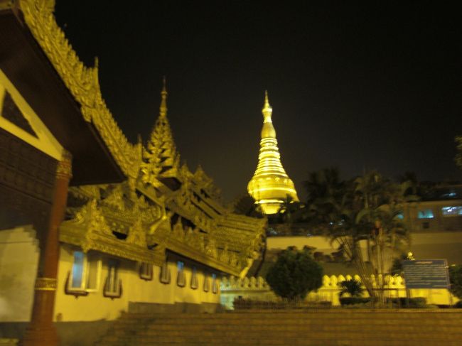 下から見ると、丘の上にパヤーが立っていることがわかります。トータルで２００ｍぐらいあるんで、遠くから見るとその大きさと高さは街のシンボルとなっていることがわかります。ちなみにミャンマーでは山や丘の上には必ず仏塔が立っています。<br />明日は早いので宿へ直帰しました。