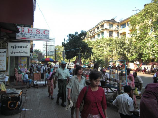 スーレーパヤー近くのダウンタウンは人も多く、歩道は出店が並んでるため、道も狭く、とても混み合っています。排水溝がむき出しになっていたり、歩道自体が壊れているところが多いので、歩くときは要注意！