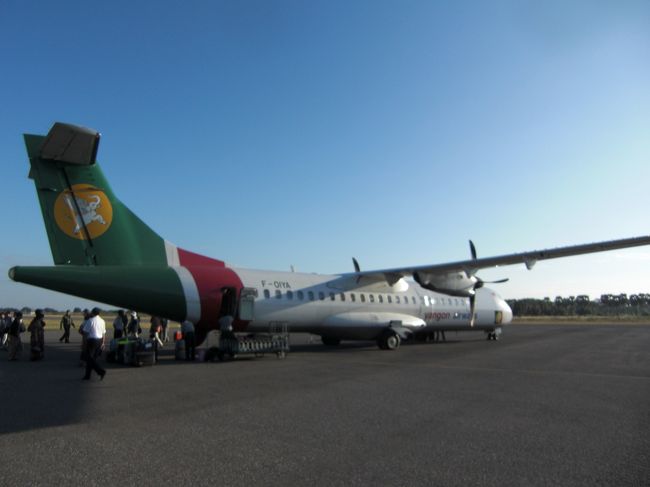 ヤンゴン発６：１５〜バガン着７：５０のヤンゴンエアーウェイズで出発。<br />４：３０に宿を出発して飛行場へ向かう。早朝なんでタクシーは予約したておいたほうが無難です。街中にタクシーはいませんでした・・ちなみにフライト時間は遅れたり、早まったりするらしいんで（今回も１５分早まりました）、国内便とはいえ、１時間前には到着しておきたいです。<br />搭乗手続きは超適当なんで、乗り遅れないように自分のフライト案内を注意して確認しないといけません。<br />。