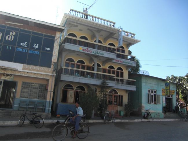 空港からバガンを巡る中心街であるニャンウーへ。マーケット近くのインワゲストハウスへ泊まりました。道路側の部屋だったせいか、車の音がうるさく、虫もかなり入ってきましたので、道路側の部屋だけはお勧めできません。朝食は屋上で食べれるのでとても気持ち良いです。宿の人たちもとても親切です。