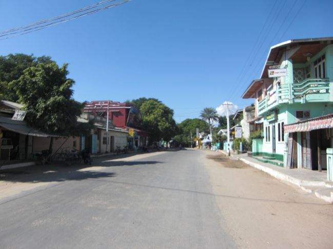 ニャンウーはとても小さい街で、バックパッカーが泊まれるような宿がたくさんありますが、レストランもそんなに多くなく、カンボジアのシェムリアップと比べてとても田舎です。<br />ここでママチャリをレンタサイクル１０００チャットしました。個人旅行者は馬車をチャーターして周るか、自転車で周るかの２パターンに分かれます。