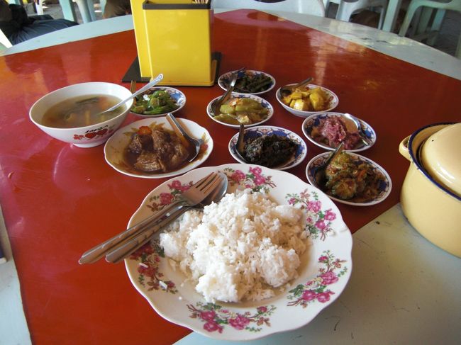 早めの昼飯を取る、ポークカレー２０００チャット（１８０円）。カレーはすぐに空きそうだけど、ご飯が食べれるのは日本人としてはうれしい。熱帯地域だからなのか、惣菜も酢物や漬物が多い。<br />