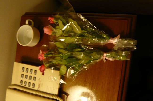 ホテルのスタッフから花束をいただき、　香りの良いバラです。　