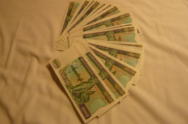 日本円５０００円を両替、４６０００チャットです。　チャットは（ミャンマーの通貨、総て１０００チャット札）