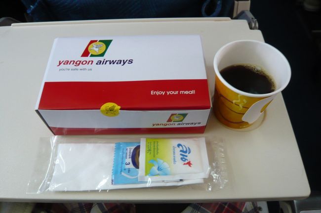 国内線ですが、スナックがありました。　ホテルの弁当も食べられなかった、　今回もパス。