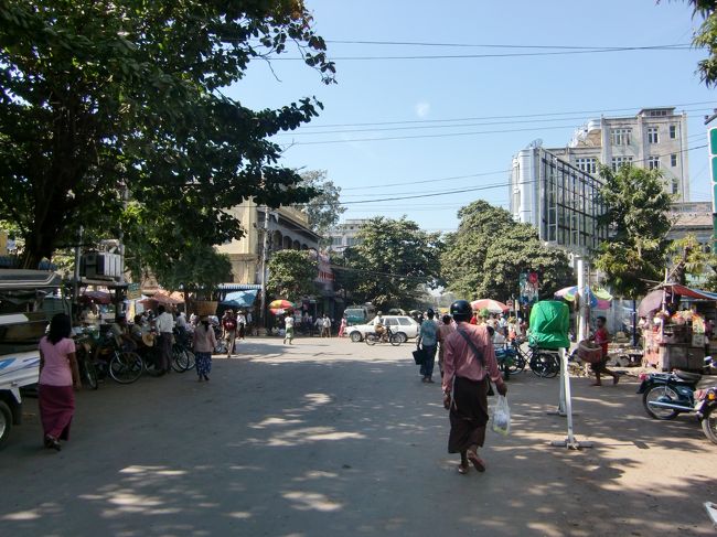 マンダレー到着です。<br />ゼェンジョーマーケットあたりのようです。<br /><br />ここでAさんと別れて、駅近くのホテルを探しに。<br />ボナンザホテル（$10）で宿を決定。あんまりきれいとは言えないが、オーナーなんかは親切。<br /><br />自転車をレンタルして、飛行機のリコンファーム、両替をしたいと言えば、近くのセブンダイヤモンドっていう旅行会社を教えてくれる。