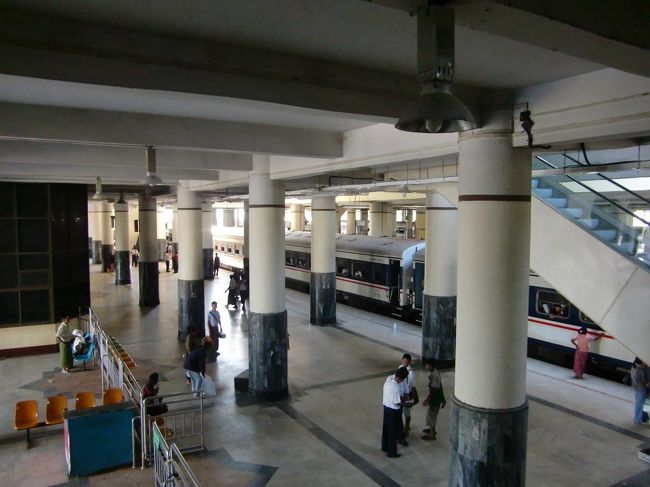 セブンダイヤモンドに行って両替を頼むと、$1=960Kとのこと。<br />同じ店舗で隣で飛行機チケット関係をやってるからと、リコンファームをお願いすると、ここで手配したわけでも無いのにいろいろ調べてくれる。<br />昼中でまた後から来てくれというので、明日の列車のチケットを取りに駅に行ってみる。<br /><br />チケットを買う場所が分からないので、警備の人に聞いてみると、2Fの窓口までわざわざ連れて行ってくれる。<br />ヤンゴン行きの寝台車は$40、アッパークラスが$35らしいが、DOWN30の明日の列車は寝台車はいっぱいらしいのでアッパークラスで。出発は夜9:45だ。