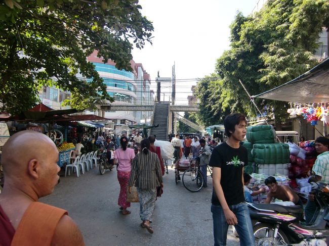 まずはゼェンジョーマーケットあたりに戻ってみる。<br /><br />歩道橋？が道の真ん中にある交差点あたりに自転車を置いてぶらぶらと。