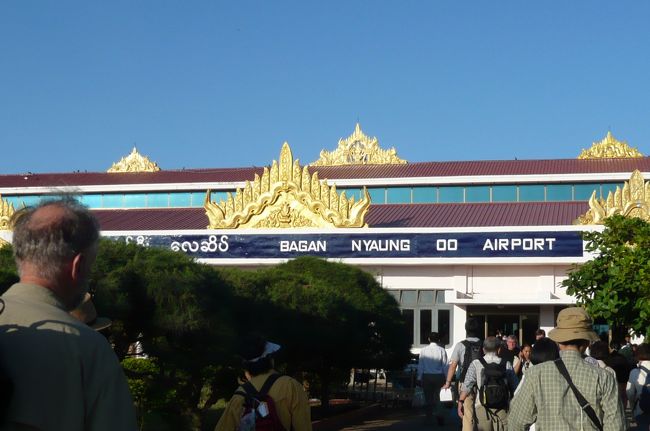 パガンの空港着、　建物の中で、体温チェックがありました。（新型インフルエンザの予防でしょう）